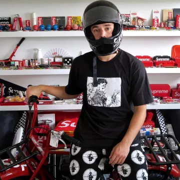 El casco Supreme Simpson Street Bandit Black usado por Eric Whiteback en su cuenta de Instagram