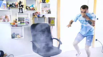 Le t-shirt bleu clair Nike de Squeezie porté dans sa dernière vidéo "Les avions nous empoisonnent-ils ?"