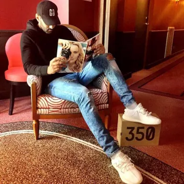 Sneakers Yeezy Boost 350 V2 "cream" of The Weasel on his account Instagram