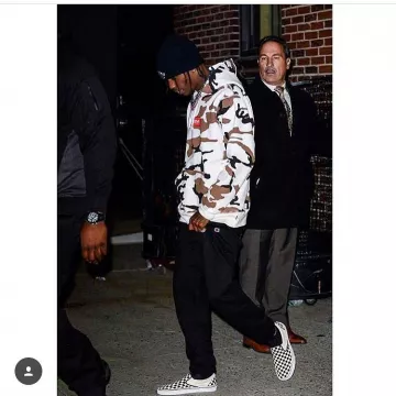 Un camuflaje con el logotipo de Hoodie Supreme Box usado por Travis Scott visto en la cuenta de instagram travisscott