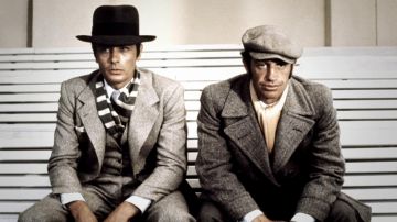 El pañuelo gris y blanco de Roch Siffredi (Alain Delon) en Borsalino