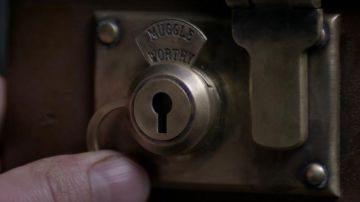 The suitcase Muggle Worthy of Norbert Dragon (Eddie Redmayne) in Fantastic Animals