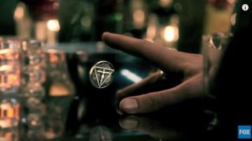 La obra de Pentecostés de Lucifer Morningstar (Tom Ellis) en Lucifer S01E01