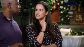 La chemise à fleurs d'Amy Santiago (Melissa Fumero) dans Brooklyn Nine-Nine