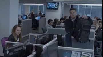 Mochila de Elliot (Rami Malek) en Mr. Robot