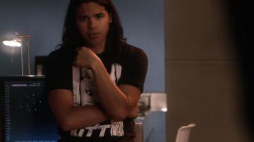 The t-shirt "Here's Kitty" Cisco Ramon / Vibe (Carlos Valdes) in The Flash S03E06