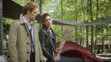 Le manteau trench-coat de John Constantine (Matt Ryan) dans Constantine