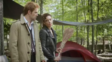 Le manteau trench-coat de John Constantine (Matt Ryan) dans Constantine