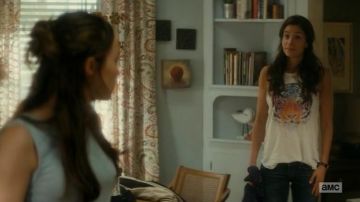 The white tank top tiger colours of Ofelia Salazar (Mercedes Masohn) in Fear the Walking Dead