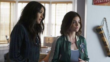 La chaqueta de peluche de satén de Aria Montgomery (Lucy Hale) en Pretty Little Liars