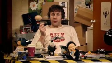 Le t-shirt "RTFM" de Roy (Chris O'Dowd) dans The IT Crowd