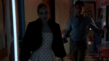 Le top à pois Alice + Olivia de Chanel Oberlin (Emma Roberts) dans Scream Queens