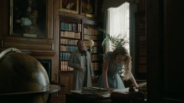 La robe bleue de Alice Kingsleigh (Mia Wasikowska) dans Alice de l'autre côté du miroir