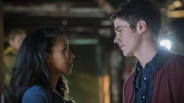 The jacket in red / bordeaux to Barry Allen (Grant Gustin) in The Flash
