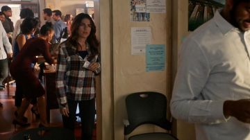 La camisa a cuadros de H&M de Laurel Castillo (Karla Souza) en How to Get Away with Murder