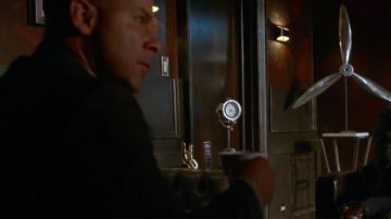 Sculpture Main V métal dans le bureau de Richard Castle