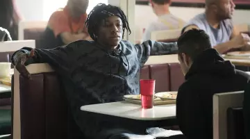 Le survêtement Adidas gris de Léon (Joey Badass) dans Mr. Robot