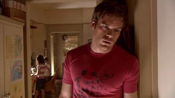 Le t-shirt rose "Japan" de Dexter Morgan (Michael C. Hall) dans Dexter