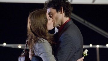 Le costume gris et la chemise rouge de Brian Moser (Christian Camargo) dans Dexter