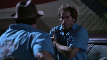 La chemise bleue de Bowling de Dexter Morgan (Michael C. Hall) dans Dexter
