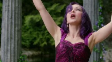 La robe violette de Mal (Dove Cameron) dans Descendants