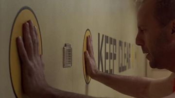 Le sticker "Keep Clear" dans la chambre de Korben Dallas (Bruce Willis) dans Le Cinquième Élément