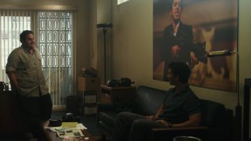El póster de la película Scarface en la oficina de Efraim Diveroli (Jonah Hill) en la película War Dogs