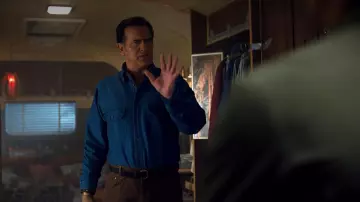 The shirt of Ash Williams (Bruce Campbell) in Ash vs Evil Dead S01E02