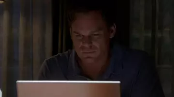 L'authentique polo violet de Dexter Morgan (Michael C. Hall) dans Dexter