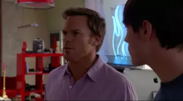 La véritable chemise parme de Dexter Morgan (Michael C. Hall) dans Dexter