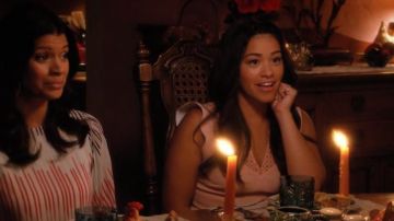 La robe rose pale Sandro de Jane (Gina Rodriguez) dans Jane The Virgin (S03E06)