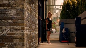 The black evening dress openwork BCBGMAXAZRIA of Felicity Smoack (Emily Bett Rickards) in The Flash S01E04