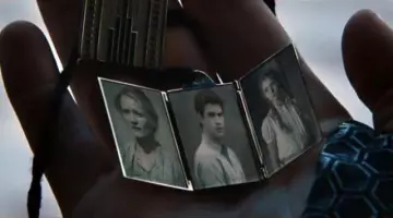 The necklace offered by Peeta to Katniss in Hunger Games revolt part 2