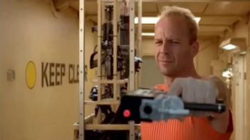 Le sticker "Keep Clear" dans la chambre de Korben Dallas (Bruce Willis) dans Le Cinquième Élément
