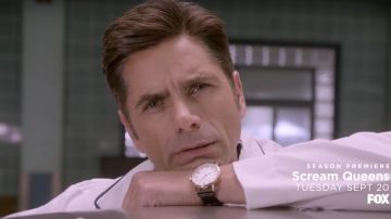 Reloj del Dr. Brock Holt (John Stamos) en Scream Queens