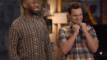 La camisa a cuadros naranja de Mossimo Supply Co. de Nick Miller (Jake Johnson) en New Girl (S06E07)