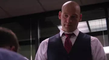 La cravate rouge de Brian Woolf (Corey Stoll) dans Gold