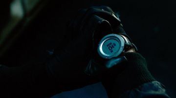 La montre Momentum de Oliver Queen / Green Arrow (Stephen Amell) dans Arrow