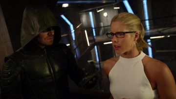 Le top blanc J.O.A. de Felicity Smoak / Overwatch (Emily Bett Rickards) dans Arrow