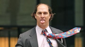 Corbata de patrón de loro de Kenny Wells (Matthew McConaughey) en oro