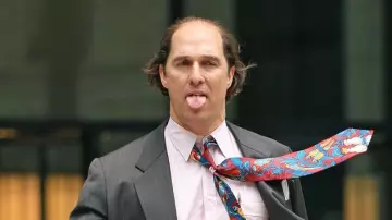 La cravate motif Perroquets de Kenny Wells (Matthew McConaughey) dans Gold