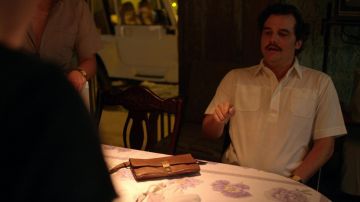 El verdadero bolso de piel de Pablo Escobar (Wagner Moura) en Narcos