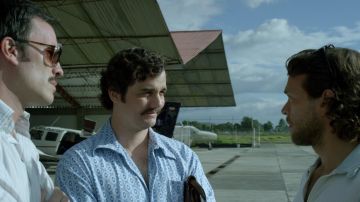 La chemise bleue de Pablo Escobar (Wagner Moura) dans Narcos