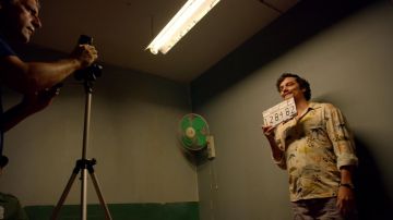 L'authentique plaque d'arrestation de Pablo Escobar (Wagner Moura) dans Narcos