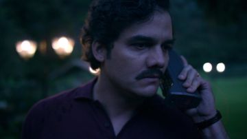 L'authentique téléphone cellulaire de Pablo Escobar (Wagner Moura) dans Narcos
