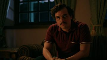 Le polo bordeaux de Pablo Escobar (Wagner Moura) dans Narcos