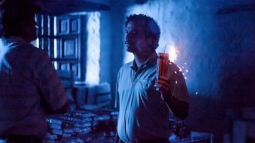 Les bâtons de dynamite de Pablo Escobar (Wagner Moura) dans Narcos