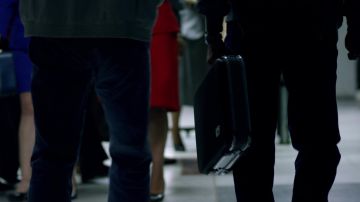 La maleta Echolac para explosivos de Jaime (German De Greiff) en Narcos