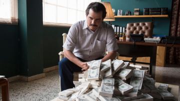 La chemise grise de Pablo Escobar (Wagner Moura) dans Narcos