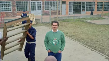 L'authentique sweatshirt vert Esportica de Pablo Escobar (Wagner Moura) dans Narcos